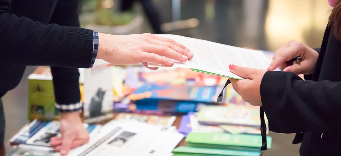 Trade show marketing in action, an interaction between exhibitor and delegate