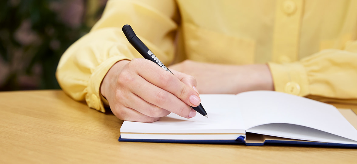 MOOster writing on Notebook with Twist Pen.