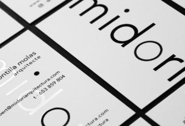 Simple black and white design for Midori Arquitectura business cards