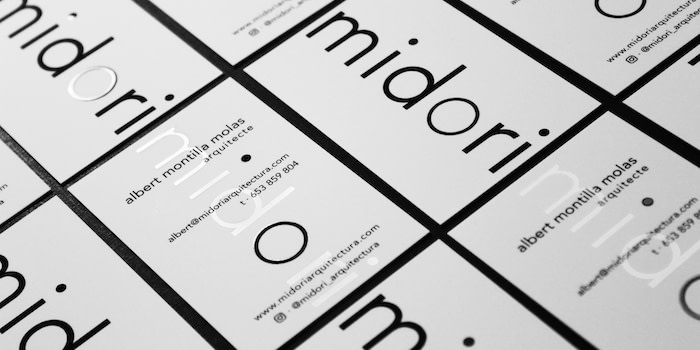 Minimalist black and white design for Midori Arquitectura business cards